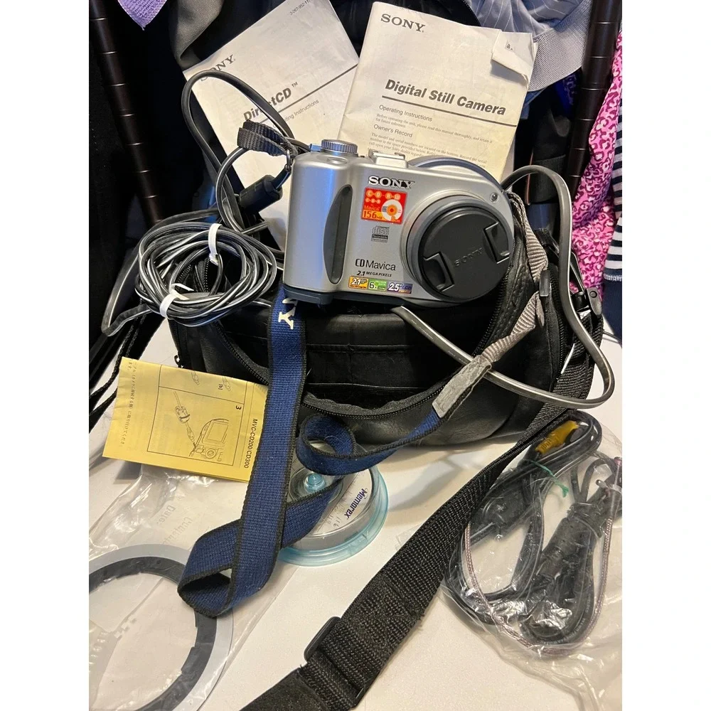 Sony‎ Mavica MVC-CD300 Digital Camera CD 2.1MP 3x Optical Zoom w/Accessories